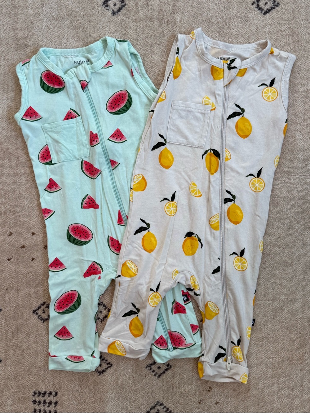 Kyte BABY 12-18m set of 2 sleeveless pajama onesies